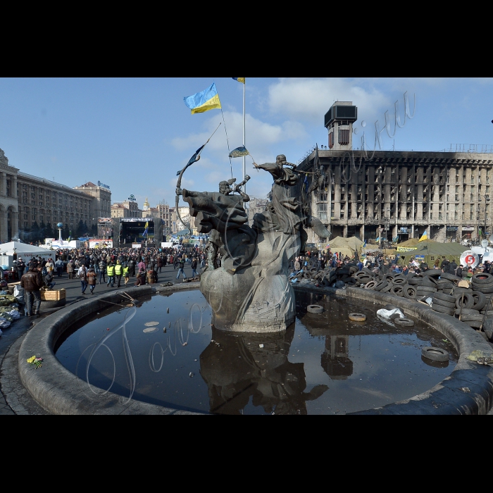 Київ. Євромайдан, Майдан Незалежності, вул. Інститутська, вул. Банкова.
Квіти загиблим.
