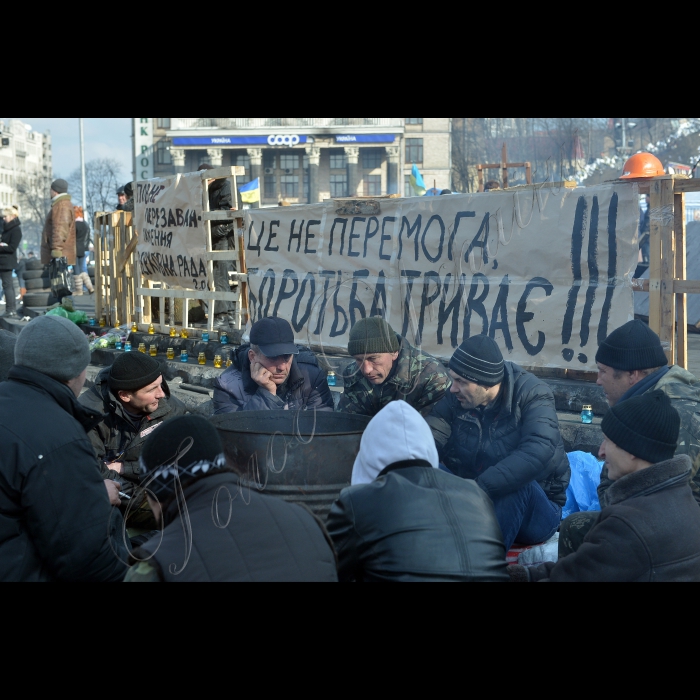 Київ. Євромайдан, Майдан Незалежності, вул. Інститутська, вул. Банкова.
Квіти загиблим.
