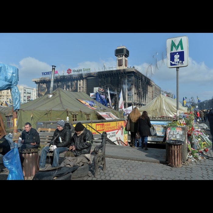 Київ. Євромайдан, Майдан Незалежності, вул. Інститутська, вул. Банкова.
Квіти загиблим.
