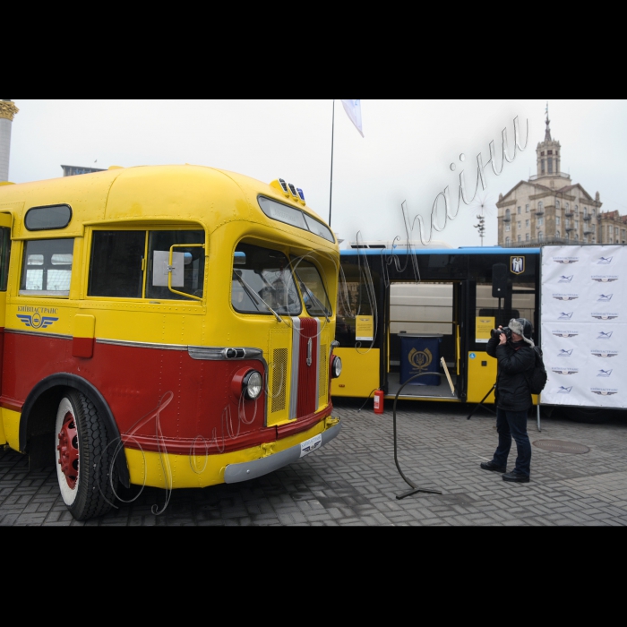 Київ. На Майдані Незалежності, перед будівлею Головпоштамту, відбулось урочисте спецпогашення поштової марки «Київському автобусу – 90 років». 