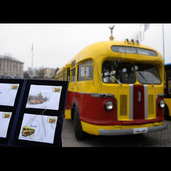 Київ. На Майдані Незалежності, перед будівлею Головпоштамту, відбулось урочисте спецпогашення поштової марки «Київському автобусу – 90 років». 