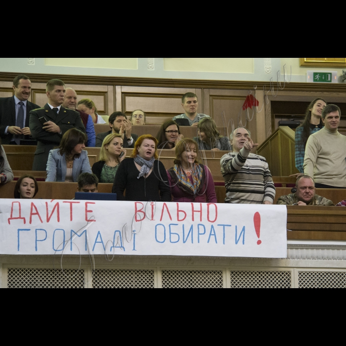 На пленарному засіданні Верховної Ради України ухвалено Закон «Про державну службу».
З ложи для помічників народних депутатів запустили червоний літачок