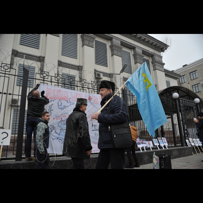 Біля посольства РФ в Україні в Міжнародний День прав людини переселенці з окупованого Росією Криму, Луганської та Донецької областей провели акцію-перформанс. Організатори акції: Меджліс кримськотатарського народу, Координаційна рада організацій вимушених переселенців з Криму. Внутрішньо переміщені особи з Криму та Сходу України продемонстрували факти порушення прав людини російською державою на території України та інших країн. Учасники акції попередили інші країні про небезпеку розповзання «русского міра» по світу 