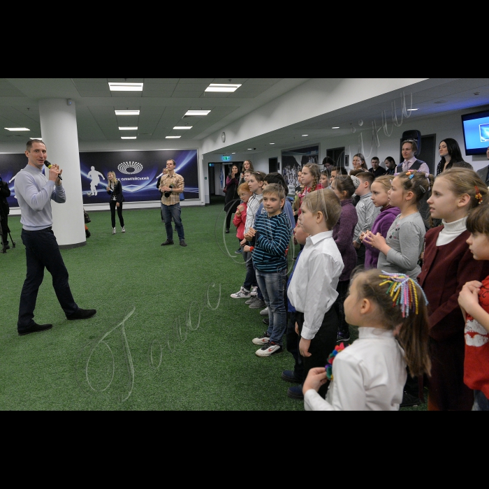 Київ. На НСК «Олімпійський» відбулася  презентація проекту «Ставай чемпіоном» для школярів та дітей з інтернатів. У заході взяли участь діти з інтернатів №№ 11 і 12 м. Києва.
Зарядка пройшла апробацію в університеті ім. Б. Грінченка і затверджена Департаментом освіти і науки м. Києва. Девіз проекту: «Зарядка -- це стиль життя». Ініціатор і автор зарядки -- заслужений майстер спорту Денис Силантьєв. Учасники проекту: Денис Силантьєв, Маша Собко, Соломія Вітвіцька, Сергій Симак, Анатолій Анатоліч, Сергій Костецький. Гості заходу: Ольга Сумська, Віталій Борисюк, Вадим Мичковський (Дядя Жора), Михайло Войцеховський, Євгенія Власова.  