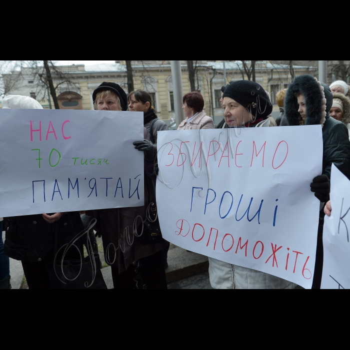 Асоціація небанківських фінансових установ  провела  пікетування Національного банку України, в якому взяли участь співробітники пунктів обміну валют м. Києва. Вони вимагали захистити їхні права, дати гарантії роботи і припинити спекулювати на темі закриття обмінників в Україні