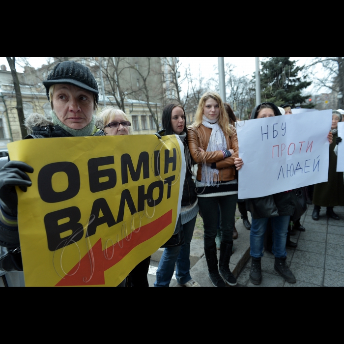 Асоціація небанківських фінансових установ  провела  пікетування Національного банку України, в якому взяли участь співробітники пунктів обміну валют м. Києва. Вони вимагали захистити їхні права, дати гарантії роботи і припинити спекулювати на темі закриття обмінників в Україні