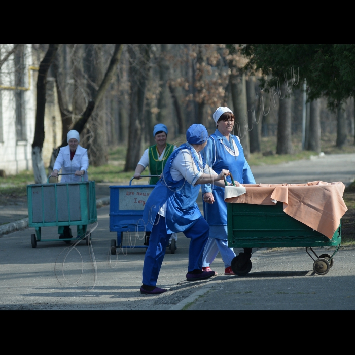 Київ. З нагоди Міжнародного дня боротьби з туберкульозом  відбувся  прес-тур до Київської міської протитуберкульозної лікарні №2 (с. Мостище).  Організатори прес-туру обрали саме цей заклад як найбільш шокуючий приклад невідповідності української системи боротьби з туберкульозом світовим стандартам . Учасники:   ВБО «Всеукраїнська мережа ЛЖВ і програми «Зупинимо туберкульоз в Україні» БФ Ріната Ахметова «Розвиток України»,  а також Київське міське  відділення ВБО «Всеукраїнська мережа ЛЖВ».