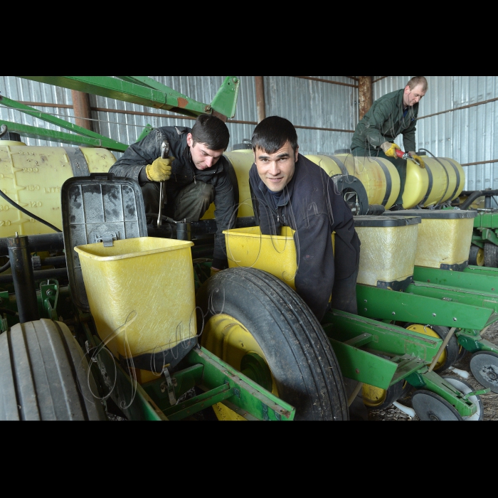 Черкаська обл. Одними з перших завершили посівну ранніх зернових культур аграрії СТОВ «Агрокомплекс «Степанецьке» (Канівський район Черкаської області).