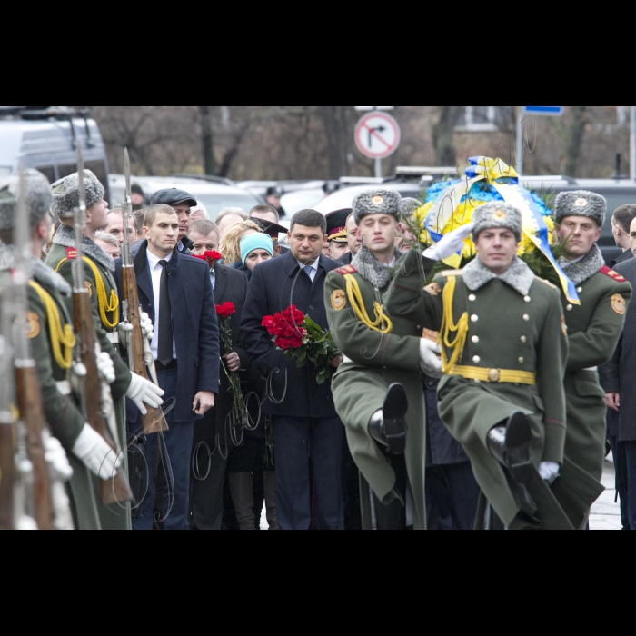 Голова ВР України Володимир Гройсман, Президент України Петро Порошенко, віце-прем’єр-міністр - міністр регіонального розвитку та ЖКГ Геннадій Зубко вшанували пам’ять учасників ліквідації аварії на Чорнобилоьській АЕС