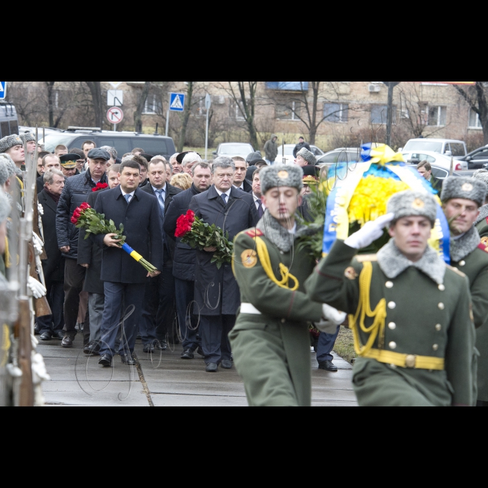 Голова ВР України Володимир Гройсман, Президент України Петро Порошенко, віце-прем’єр-міністр - міністр регіонального розвитку та ЖКГ Геннадій Зубко вшанували пам’ять учасників ліквідації аварії на Чорнобилоьській АЕС