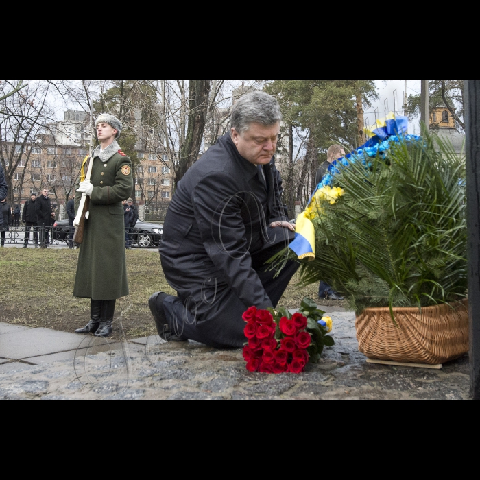 Голова ВР України Володимир Гройсман, Президент України Петро Порошенко, віце-прем’єр-міністр - міністр регіонального розвитку та ЖКГ Геннадій Зубко вшанували пам’ять учасників ліквідації аварії на Чорнобилоьській АЕС