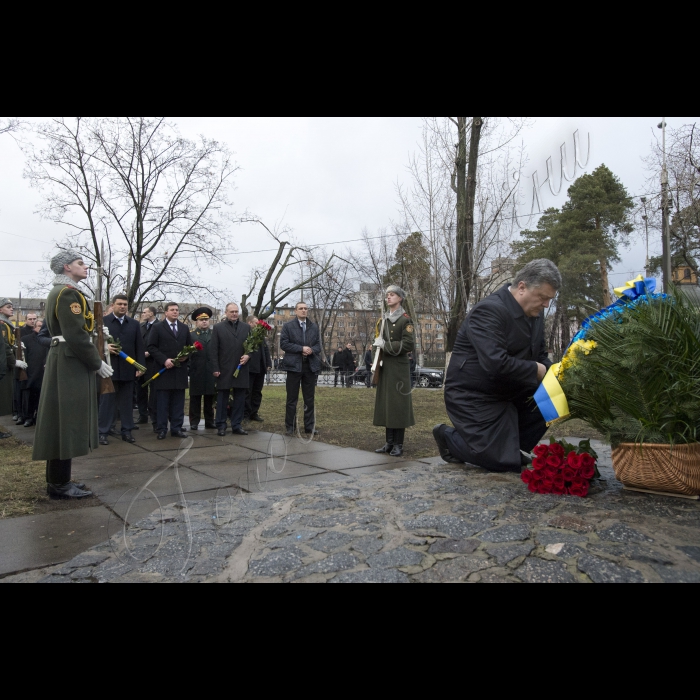 Голова ВР України Володимир Гройсман, Президент України Петро Порошенко, віце-прем’єр-міністр - міністр регіонального розвитку та ЖКГ Геннадій Зубко вшанували пам’ять учасників ліквідації аварії на Чорнобилоьській АЕС