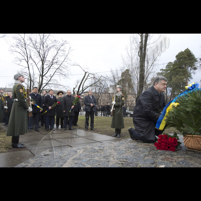 Голова ВР України Володимир Гройсман, Президент України Петро Порошенко, віце-прем’єр-міністр - міністр регіонального розвитку та ЖКГ Геннадій Зубко вшанували пам’ять учасників ліквідації аварії на Чорнобилоьській АЕС