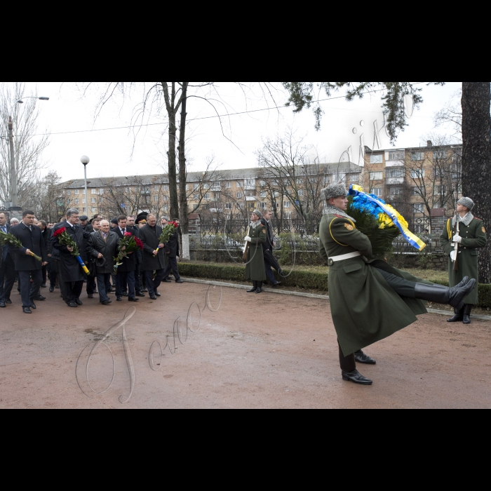 Голова ВР України Володимир Гройсман, Президент України Петро Порошенко, віце-прем’єр-міністр - міністр регіонального розвитку та ЖКГ Геннадій Зубко вшанували пам’ять учасників ліквідації аварії на Чорнобилоьській АЕС