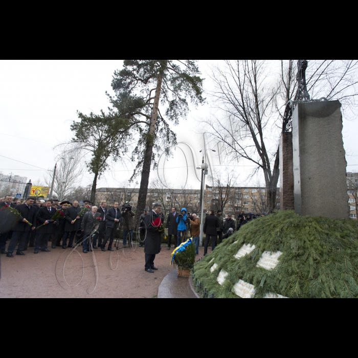 Голова ВР України Володимир Гройсман, Президент України Петро Порошенко, віце-прем’єр-міністр - міністр регіонального розвитку та ЖКГ Геннадій Зубко вшанували пам’ять учасників ліквідації аварії на Чорнобилоьській АЕС