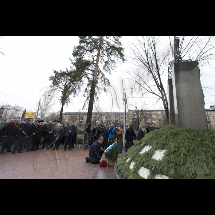 Голова ВР України Володимир Гройсман, Президент України Петро Порошенко, віце-прем’єр-міністр - міністр регіонального розвитку та ЖКГ Геннадій Зубко вшанували пам’ять учасників ліквідації аварії на Чорнобилоьській АЕС