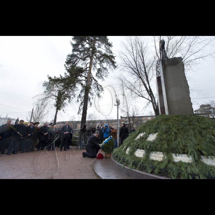 Голова ВР України Володимир Гройсман, Президент України Петро Порошенко, віце-прем’єр-міністр - міністр регіонального розвитку та ЖКГ Геннадій Зубко вшанували пам’ять учасників ліквідації аварії на Чорнобилоьській АЕС