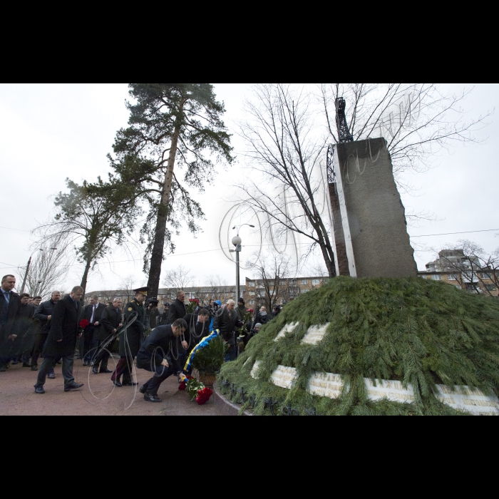 Голова ВР України Володимир Гройсман, Президент України Петро Порошенко, віце-прем’єр-міністр - міністр регіонального розвитку та ЖКГ Геннадій Зубко вшанували пам’ять учасників ліквідації аварії на Чорнобилоьській АЕС