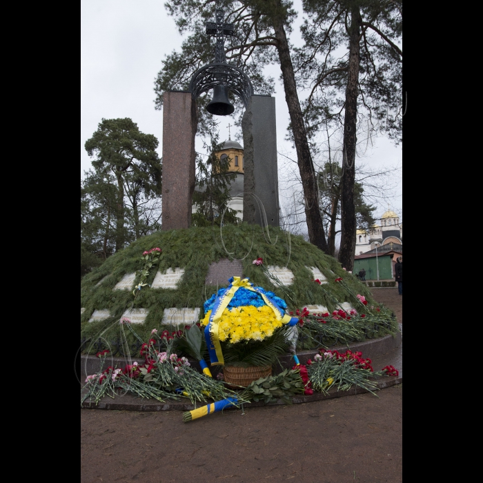 Голова ВР України Володимир Гройсман, Президент України Петро Порошенко, віце-прем’єр-міністр - міністр регіонального розвитку та ЖКГ Геннадій Зубко вшанували пам’ять учасників ліквідації аварії на Чорнобилоьській АЕС