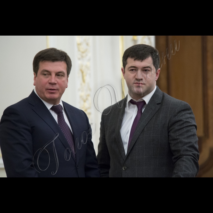 Голова ВР України Володимир Гройсман, Президент України Петро Порошенко, Прем’єр-міністр України Арсеній Яценюк, народні депутати, члени Кабінету міністрів, представники Адміністрації Президента взяли участь у сімнадцятому засіданні Ради Реформ – «Реформа управління державною власністю.
Віце-прем'єр-міністр - Міністр регіонального розвитку, будівництва та ЖКГ України Геннадій Зубко, Роман Насіров;