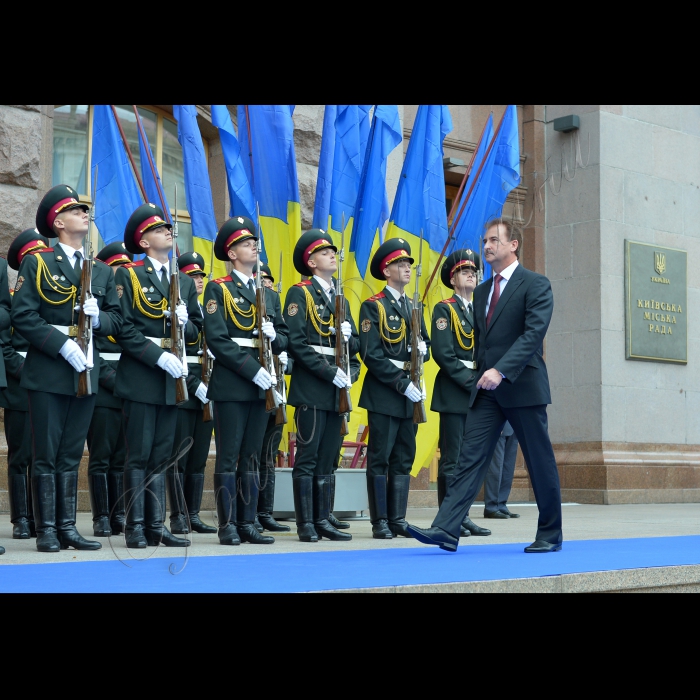 Перед будинком Київської міської державної адміністрації відбулась церемонія підняття Державного Прапора України. Під час заходу голова КМДА Олександр Попов вручив паспорти громадян України - 16-річним киянам, які досягли значних успіхів у навчанні, спорті й мистецтві. На завершення церемонії відбувся показовий виступ спеціального батальйону почесної варти Внутрішніх військ МВС  України.