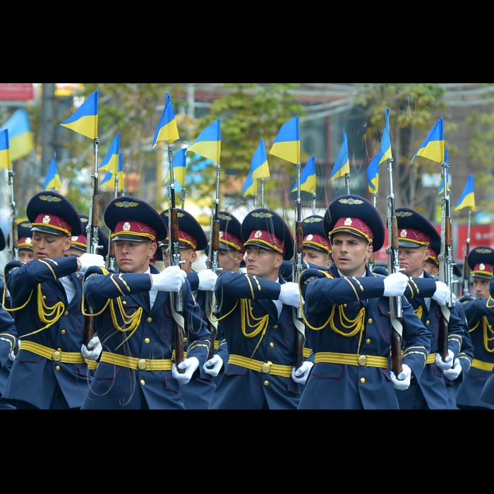 Перед будинком Київської міської державної адміністрації відбулась церемонія підняття Державного Прапора України. Під час заходу голова КМДА Олександр Попов вручив паспорти громадян України - 16-річним киянам, які досягли значних успіхів у навчанні, спорті й мистецтві. На завершення церемонії відбувся показовий виступ спеціального батальйону почесної варти Внутрішніх військ МВС  України.