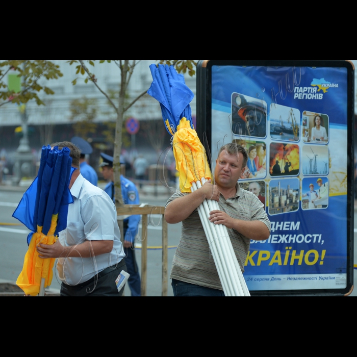 Перед будинком Київської міської державної адміністрації відбулась церемонія підняття Державного Прапора України. Під час заходу голова КМДА Олександр Попов вручив паспорти громадян України - 16-річним киянам, які досягли значних успіхів у навчанні, спорті й мистецтві. На завершення церемонії відбувся показовий виступ спеціального батальйону почесної варти Внутрішніх військ МВС  України.