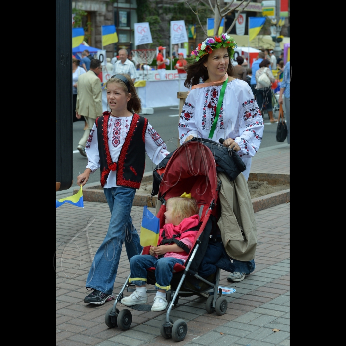 У Києві з нагоди 22-ї річниці Незалежності України делегації із 20 областей взяли участь у Параді вишиванок. Від Мистецького арсеналу до Майдану Незалежності рухалися чотириметрові вози із диво-птахами - унікальними конструкціями зі скловолокла, розфарбованими у традиційних мотивах народної вишивки.