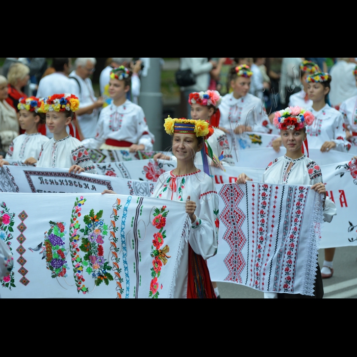 У Києві з нагоди 22-ї річниці Незалежності України делегації із 20 областей взяли участь у Параді вишиванок. Від Мистецького арсеналу до Майдану Незалежності рухалися чотириметрові вози із диво-птахами - унікальними конструкціями зі скловолокла, розфарбованими у традиційних мотивах народної вишивки.