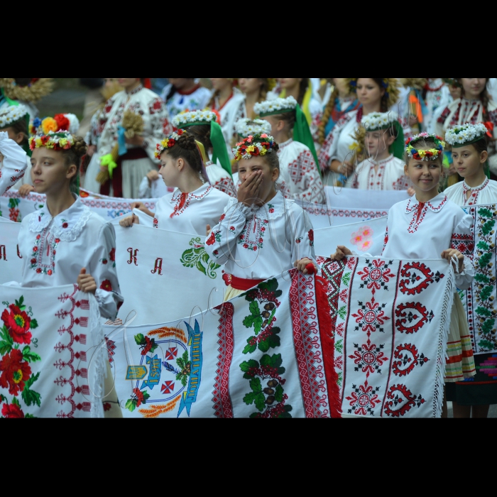 У Києві з нагоди 22-ї річниці Незалежності України делегації із 20 областей взяли участь у Параді вишиванок. Від Мистецького арсеналу до Майдану Незалежності рухалися чотириметрові вози із диво-птахами - унікальними конструкціями зі скловолокла, розфарбованими у традиційних мотивах народної вишивки.