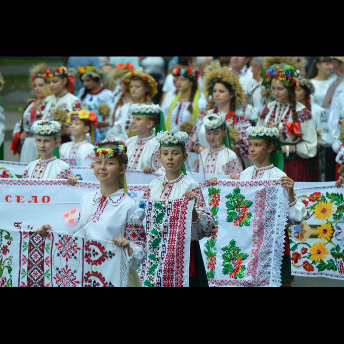 У Києві з нагоди 22-ї річниці Незалежності України делегації із 20 областей взяли участь у Параді вишиванок. Від Мистецького арсеналу до Майдану Незалежності рухалися чотириметрові вози із диво-птахами - унікальними конструкціями зі скловолокла, розфарбованими у традиційних мотивах народної вишивки.