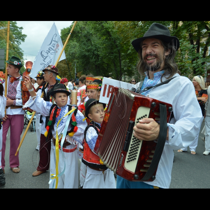 У Києві з нагоди 22-ї річниці Незалежності України делегації із 20 областей взяли участь у Параді вишиванок. Від Мистецького арсеналу до Майдану Незалежності рухалися чотириметрові вози із диво-птахами - унікальними конструкціями зі скловолокла, розфарбованими у традиційних мотивах народної вишивки.