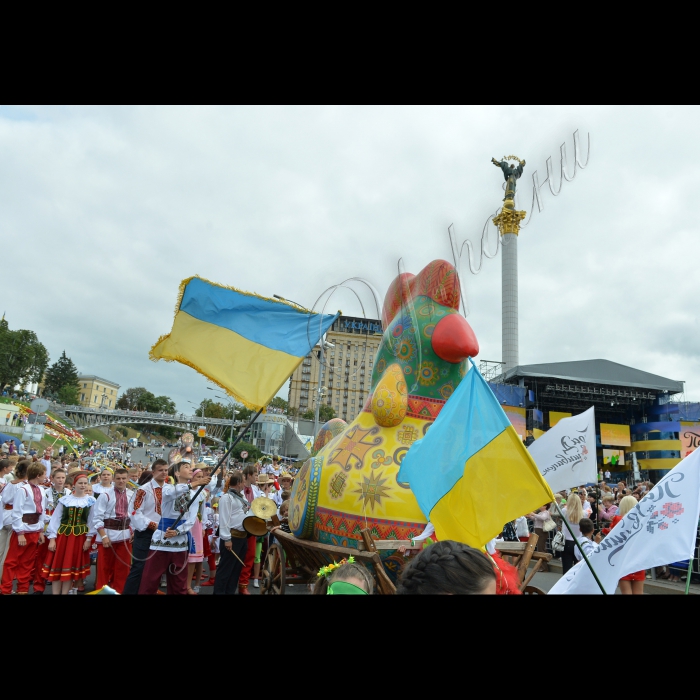 У Києві з нагоди 22-ї річниці Незалежності України делегації із 20 областей взяли участь у Параді вишиванок. Від Мистецького арсеналу до Майдану Незалежності рухалися чотириметрові вози із диво-птахами - унікальними конструкціями зі скловолокла, розфарбованими у традиційних мотивах народної вишивки.