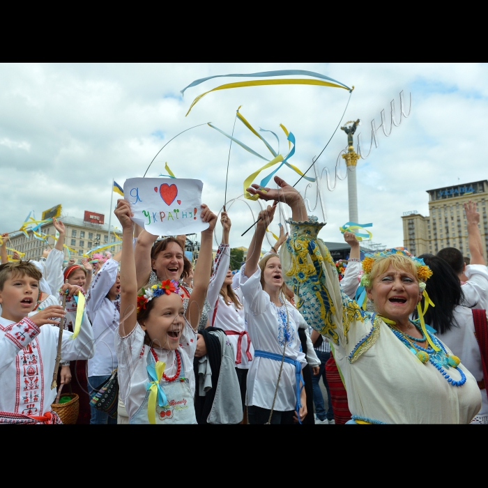 У Києві з нагоди 22-ї річниці Незалежності України делегації із 20 областей взяли участь у Параді вишиванок. Від Мистецького арсеналу до Майдану Незалежності рухалися чотириметрові вози із диво-птахами - унікальними конструкціями зі скловолокла, розфарбованими у традиційних мотивах народної вишивки.