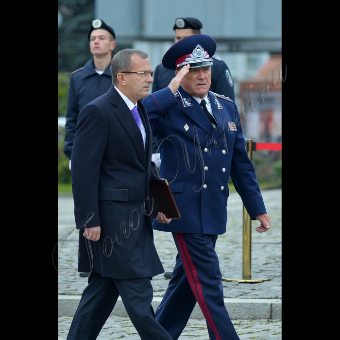 У Національній академії внутрішніх справ відбулась церемонія складання присяги на вірність Українському народові курсантами першого курсу (Київ, пл. Солом’янська, 1).
Секретар Ради національної безпеки і оборони України Андрій Клюєв, ректор Національної академії внутрішніх справ генерал-лейтенант Валентин Коваленко.