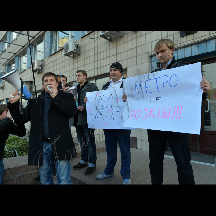 Біля Центрального управління київського метрополітену відбулась акція «МЕТРО -- не розкіш!»  проти підвищення вартості проїзду в метрополітені.  Під час театралізованого дійства молодь закотила двометровий жетон у двері управління, демонструючи в такий спосіб своє ставлення до здорожчання проїзду. Протягом дня студенти збиратимуть підписи під зверненням до Центрального управління київського метрополітену. Основна вимога -- не підвищувати вартість місячних студентських проїзних та не вводити примусовий єдиний квиток на метро і міський транспорт.  Організатори акції: ВМГО «Батьківщина Молода» та незалежна студентська профспілка «Моноліт».