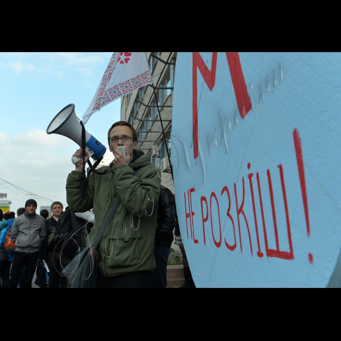 Біля Центрального управління київського метрополітену відбулась акція «МЕТРО -- не розкіш!»  проти підвищення вартості проїзду в метрополітені.  Під час театралізованого дійства молодь закотила двометровий жетон у двері управління, демонструючи в такий спосіб своє ставлення до здорожчання проїзду. Протягом дня студенти збиратимуть підписи під зверненням до Центрального управління київського метрополітену. Основна вимога -- не підвищувати вартість місячних студентських проїзних та не вводити примусовий єдиний квиток на метро і міський транспорт.  Організатори акції: ВМГО «Батьківщина Молода» та незалежна студентська профспілка «Моноліт».