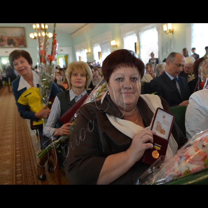 Київ. Віце-прем'єр-міністр України Олександр Вілкул узяв участь в урочистостях з нагоди Всесвітнього дня пошти. У рамках заходів відбулись нагородження заслужених працівників Укрпошти та офіційна церемонія посвяти молодих поштовиків, які в цьому році закінчили навчальні заклади зв’язку. В урочистостях також взяли участь генеральний директор УДППЗ «Укрпошта» Костянтин Кривенко та близько півтисячі поштовиків зі всієї України (Будинок зв’язку, актова зала).
Почеcна грамота від Кабінету Міністрів України начальнику Броварського центру поштового зв’язку (Київська обл.) Марії Чукавіній