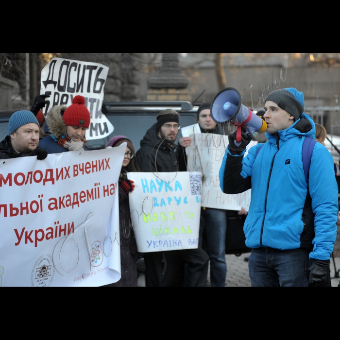 Біля АПУ відбулась акція «У науки – зв'язані руки!». Молоді науковці Національної академії наук України провели науковий перформанс, під час якого символічно продемонструють, які чинники зв'язують їм руки, заважаючи проводити дослідження та блокуючи «розумну» реформу науки. Організатори передадуть лист-звернення президенту України. Крім того, молоді науковці озвучать текст петиції «Врятуймо науку України!»