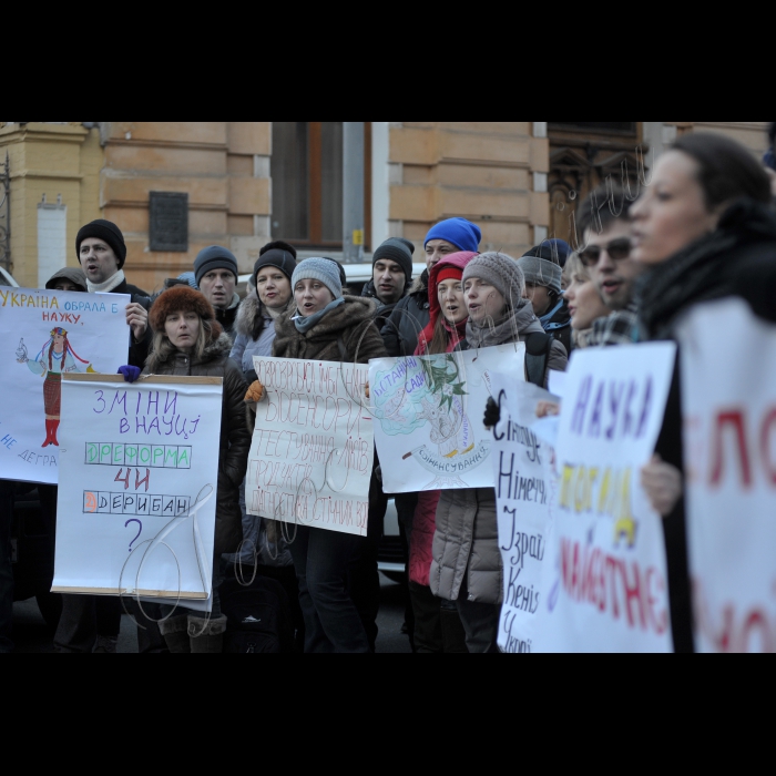 Біля АПУ відбулась акція «У науки – зв'язані руки!». Молоді науковці Національної академії наук України провели науковий перформанс, під час якого символічно продемонструють, які чинники зв'язують їм руки, заважаючи проводити дослідження та блокуючи «розумну» реформу науки. Організатори передадуть лист-звернення президенту України. Крім того, молоді науковці озвучать текст петиції «Врятуймо науку України!»