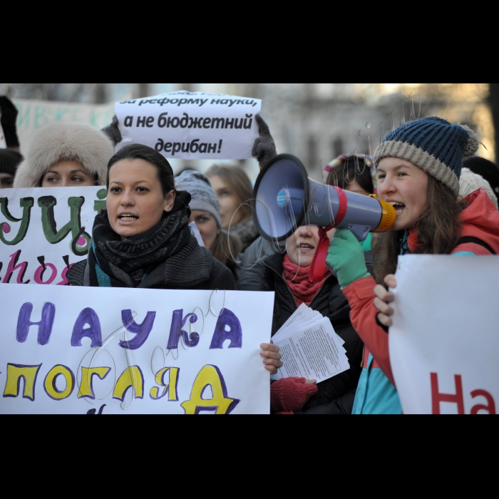 Біля АПУ відбулась акція «У науки – зв'язані руки!». Молоді науковці Національної академії наук України провели науковий перформанс, під час якого символічно продемонструють, які чинники зв'язують їм руки, заважаючи проводити дослідження та блокуючи «розумну» реформу науки. Організатори передадуть лист-звернення президенту України. Крім того, молоді науковці озвучать текст петиції «Врятуймо науку України!»