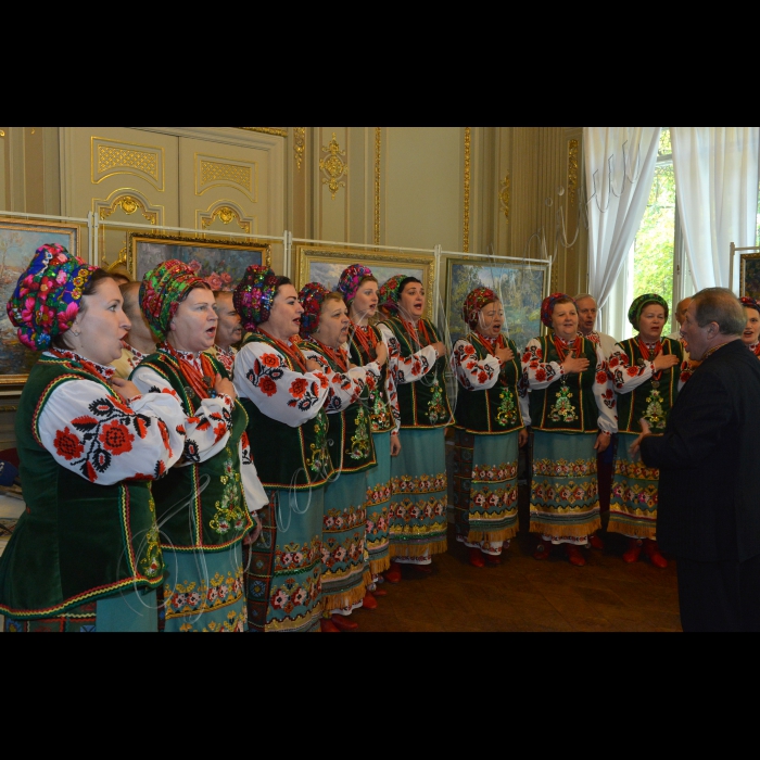 Київ. У золотій залі Українського фонду культури відбулись урочистості з нагоди 90-річчя  загальнодержавної української щотижневої газети «Культура та життя».
Співає заслужений ансамбль пісні і танцю України «Дарничанка».