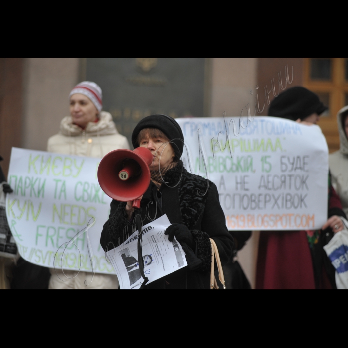 Місцеві жителі, які борються проти ущільнювальної забудови, провели пікетування третього пленарного засідання новообраної Київської міської ради під гаслом: «Злобудовників – геть!». Місцеві жителі протестують проти незаконного захоплення прибудинкових територій компаніями забудовника Анатолія Войцеховського і проти бездіяльності влади міста. В акції візьмуть участь активісти ініціативних груп на Микільській Слобідці, вул. Саксаганського, 111, вул. Вільшанській і багатьох інших. Організатор:  ГО «Барви життя».