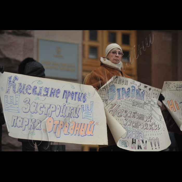 Місцеві жителі, які борються проти ущільнювальної забудови, провели пікетування третього пленарного засідання новообраної Київської міської ради під гаслом: «Злобудовників – геть!». Місцеві жителі протестують проти незаконного захоплення прибудинкових територій компаніями забудовника Анатолія Войцеховського і проти бездіяльності влади міста. В акції візьмуть участь активісти ініціативних груп на Микільській Слобідці, вул. Саксаганського, 111, вул. Вільшанській і багатьох інших. Організатор:  ГО «Барви життя».