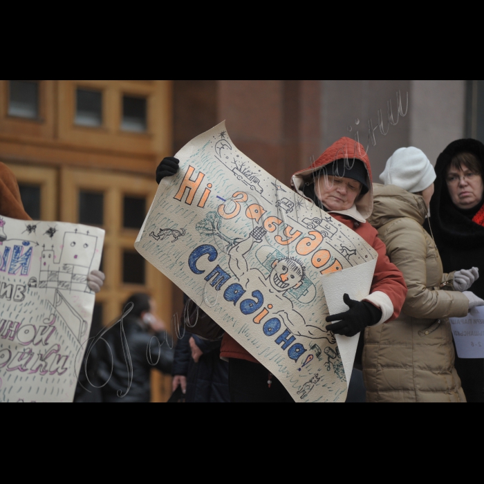 Місцеві жителі, які борються проти ущільнювальної забудови, провели пікетування третього пленарного засідання новообраної Київської міської ради під гаслом: «Злобудовників – геть!». Місцеві жителі протестують проти незаконного захоплення прибудинкових територій компаніями забудовника Анатолія Войцеховського і проти бездіяльності влади міста. В акції візьмуть участь активісти ініціативних груп на Микільській Слобідці, вул. Саксаганського, 111, вул. Вільшанській і багатьох інших. Організатор:  ГО «Барви життя».