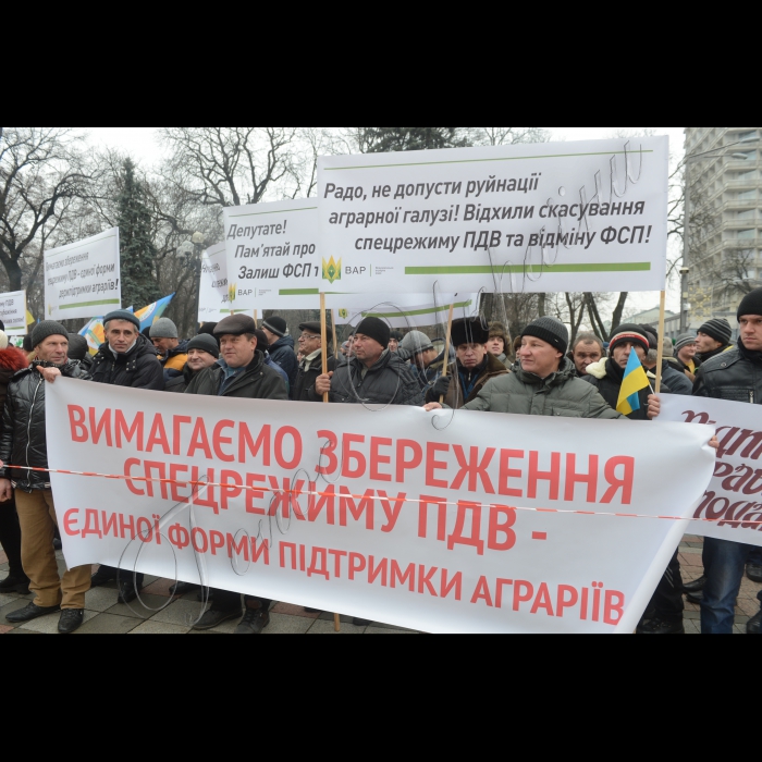 Під Верховною Радою відбулася масштабна акція протесту аграріїв: 
«Не дамо знищити Україну! Немає села – немає держави!». 
Аграрії обіцяють вивести під стіни парламенту 15 тисяч фермерів, жителів села та міста