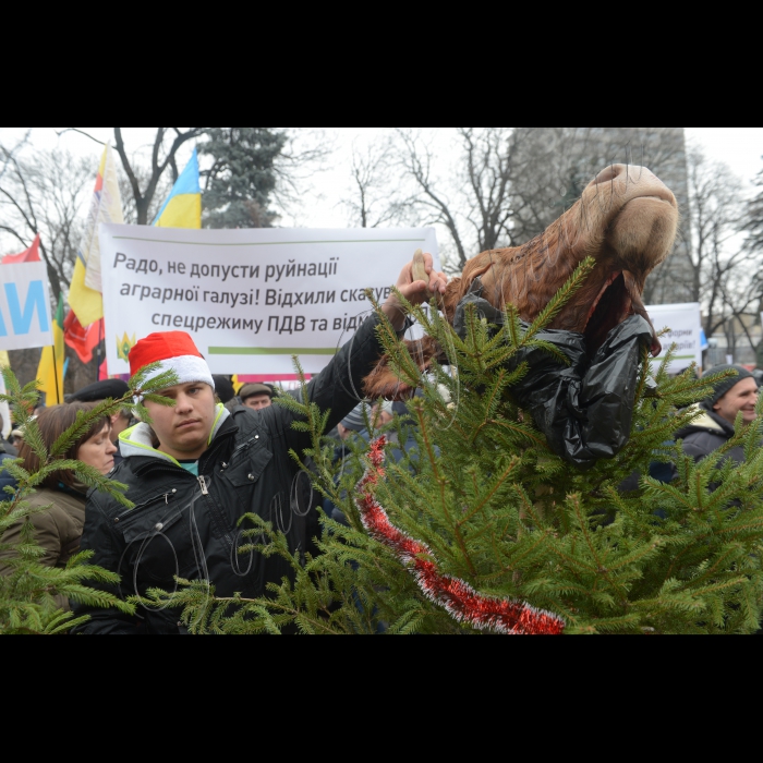 Під Верховною Радою відбулася масштабна акція протесту аграріїв: 
«Не дамо знищити Україну! Немає села – немає держави!». 
Аграрії обіцяють вивести під стіни парламенту 15 тисяч фермерів, жителів села та міста