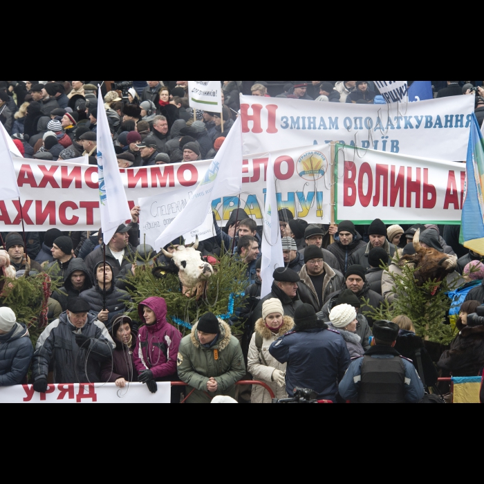 Перед  Верховною Радою України проходить мітинг представників аграрних
і профспілкових організацій
