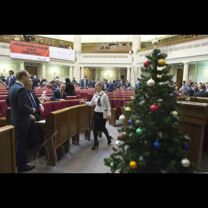 Позачергове засідання Верховної Ради України.
У засіданні взяли участь Прем’єр-міністр України Арсеній Яценюк і члени Уряду.
