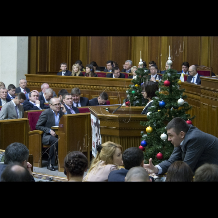 Позачергове засідання Верховної Ради України.
У засіданні взяли участь Прем’єр-міністр України Арсеній Яценюк і члени Уряду.
